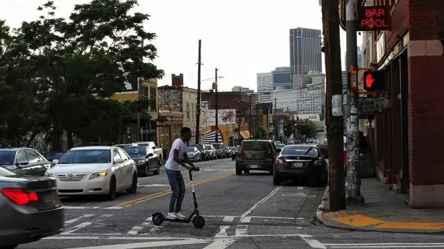 Electric-scooter-at-intersection